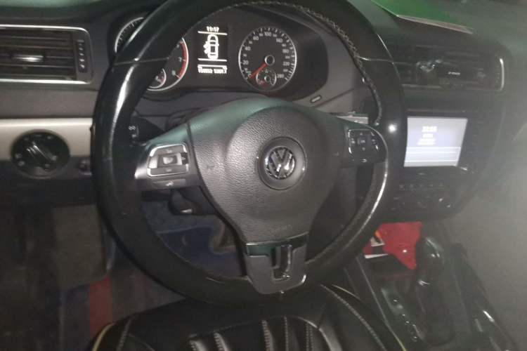 Used Volkswagen Sagitar 2014 Revised Version 1.4TSI Automatic Luxury Edition Steering Wheel
