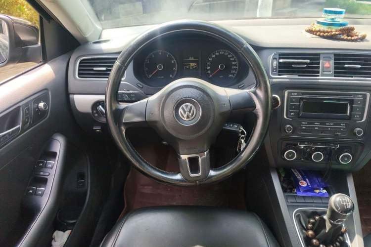 Used Volkswagen Sagitar 2014 1.6L Manual Comfort Model Steering Wheel