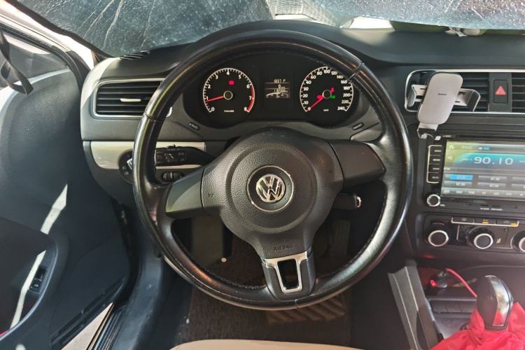 Used Volkswagen Sagitar 2014 Revised Version 1.6L Automatic Comfort Edition Steering Wheel