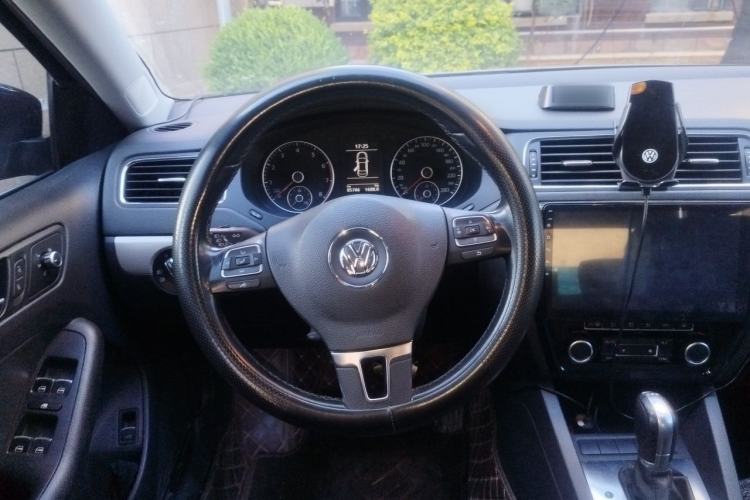 Used Volkswagen Sagitar 2014 Revised Version 1.4TSI Automatic Luxury Edition Steering Wheel