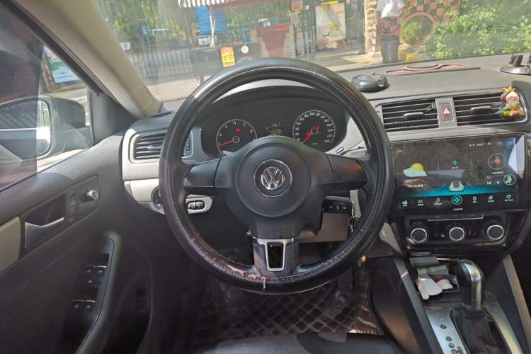 Used Volkswagen Sagitar 2014 1.6L Automatic Comfort Model Steering Wheel
