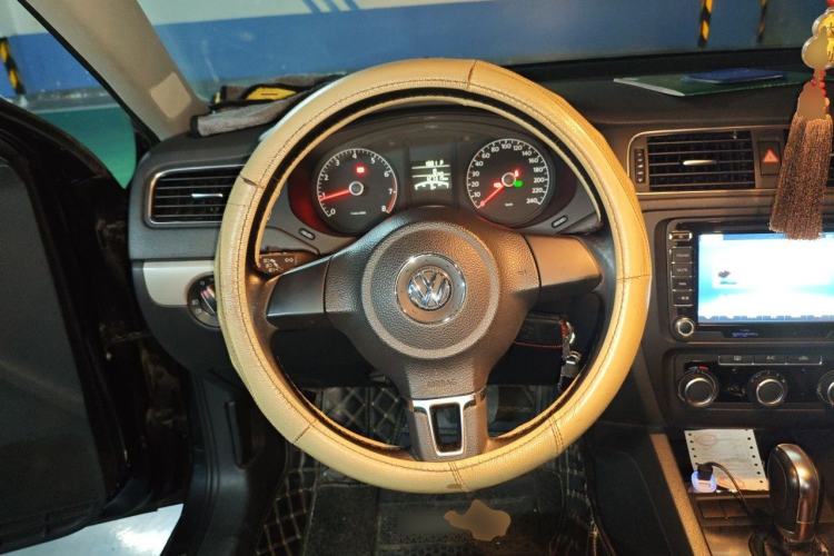 Used Volkswagen Sagitar 2014 Revised Version 1.6L Automatic Comfort Edition Steering Wheel