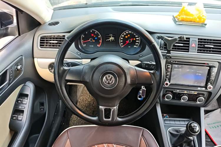 Used Volkswagen Sagitar 2014 Revised Version 1.6L Manual Comfort Edition Steering Wheel