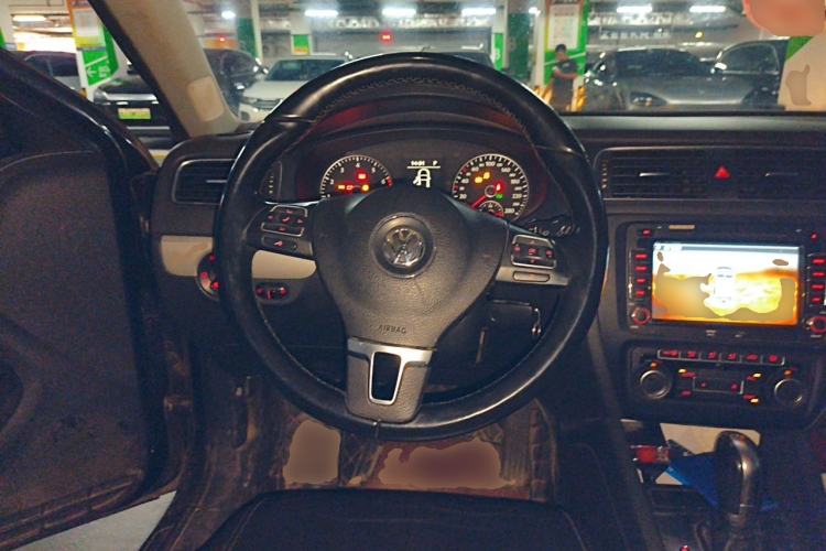 Used Volkswagen Sagitar 2014 Revised Version 1.4TSI Automatic Luxury Edition Steering Wheel