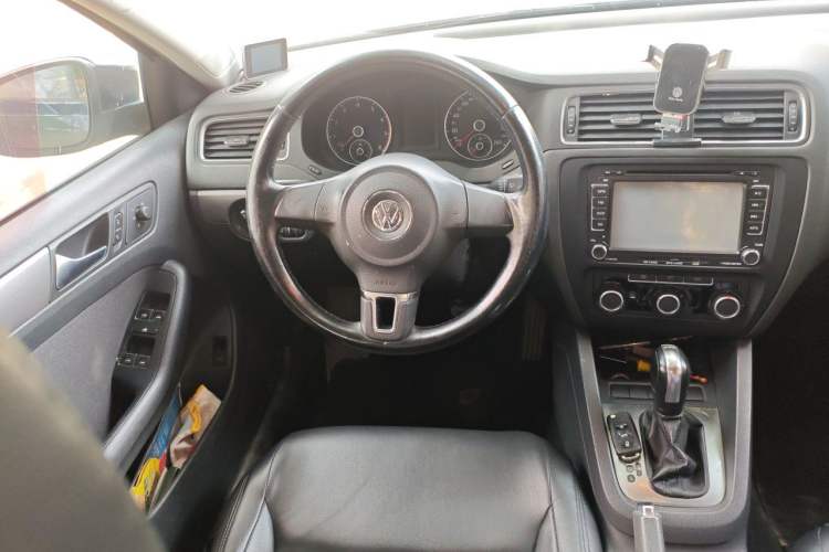 Used Volkswagen Sagitar 2014 1.4TSI Automatic Fashion Edition Steering Wheel