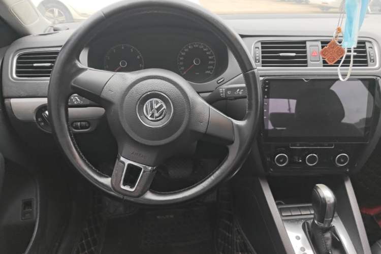 Used Volkswagen Sagitar 2014 Revised Version 1.6L Automatic Comfort Edition Steering Wheel