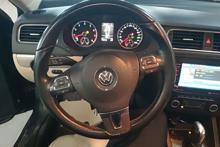 Used Volkswagen Sagitar 2014 Revised Version 1.4TSI Automatic Luxury Edition Steering Wheel