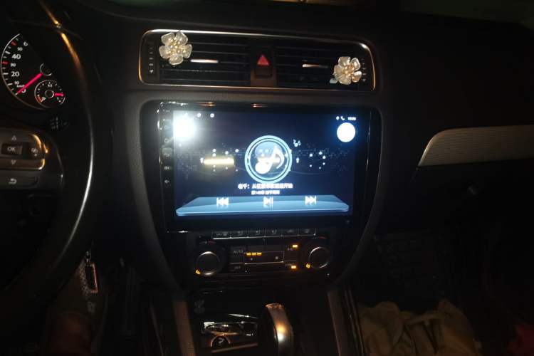 Used Volkswagen Sagitar 2014 1.4TSI Automatic Luxury Model Audio And AC Panel