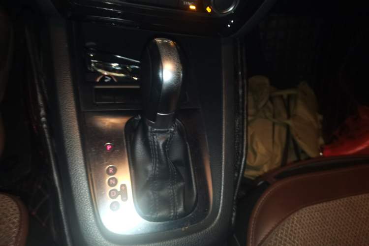 Used Volkswagen Sagitar 2014 1.4TSI Automatic Luxury Model Gear Lever