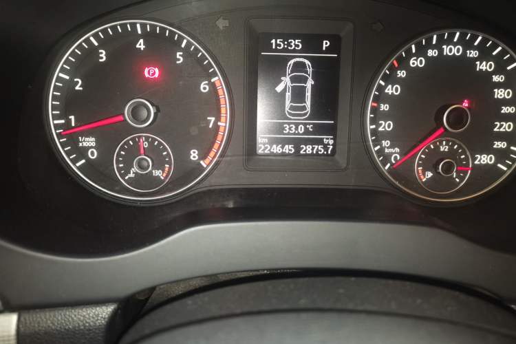 Used Volkswagen Sagitar 2014 1.4TSI Automatic Luxury Model Odometer Close Up