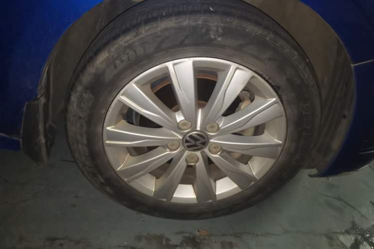 Used Volkswagen Sagitar 2014 1.4TSI Automatic Luxury Model Right Front Wheel Hub