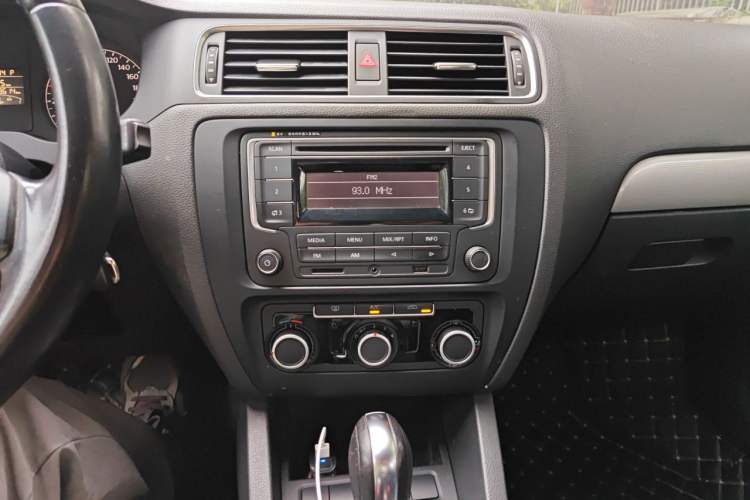 Used Volkswagen Sagitar 2014 Revised Version 1.6L Automatic Comfort Edition Audio And AC Panel