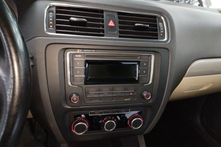 Used Volkswagen Sagitar 2014 Revised Version 1.6L Automatic Comfort Edition Audio And AC Panel