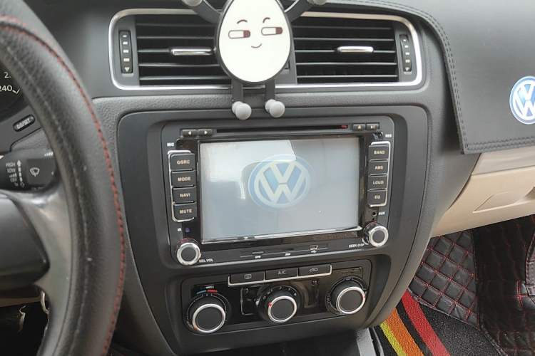 Used Volkswagen Sagitar 2014 1.6L Automatic Comfort Model Audio And AC Panel