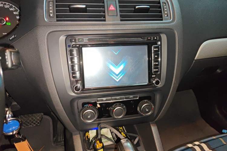 Used Volkswagen Sagitar 2014 1.6L Automatic Comfort Model Audio And AC Panel