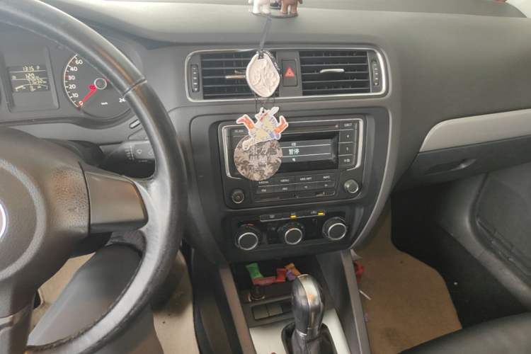 Used Volkswagen Sagitar 2014 Revised Version 1.6L Automatic Comfort Edition Audio And AC Panel