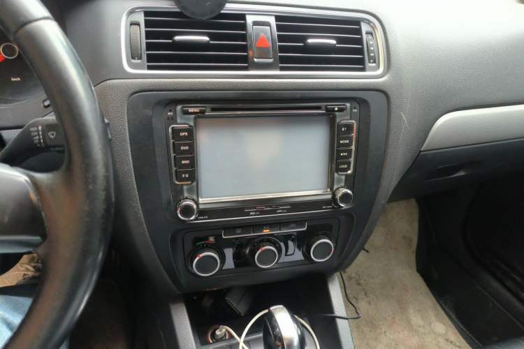 Used Volkswagen Sagitar 2014 Revised Version 1.6L Automatic Comfort Edition Audio And AC Panel
