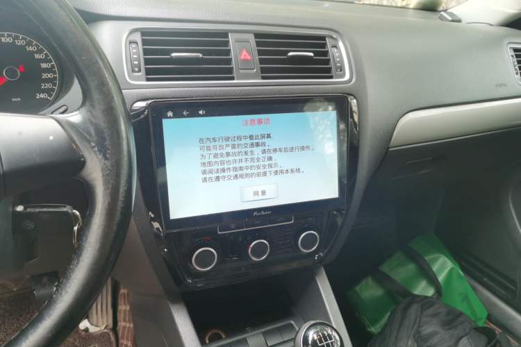 Used Volkswagen Sagitar 2014 Revised Version 1.6L Manual Comfort Edition Audio And AC Panel