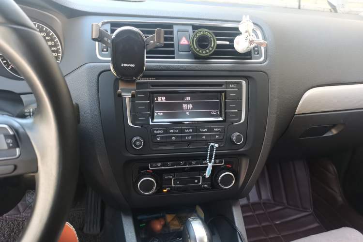 Used Volkswagen Sagitar 2014 Revised Version 1.4TSI Automatic Luxury Edition Audio And AC Panel