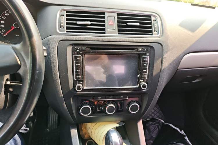 Used Volkswagen Sagitar 2014 Revised Version 1.6L Automatic Comfort Edition Audio And AC Panel