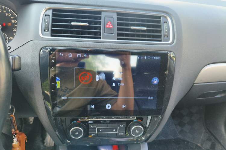 Used Volkswagen Sagitar 2014 Revised Version 1.4TSI Automatic Luxury Edition Audio And AC Panel