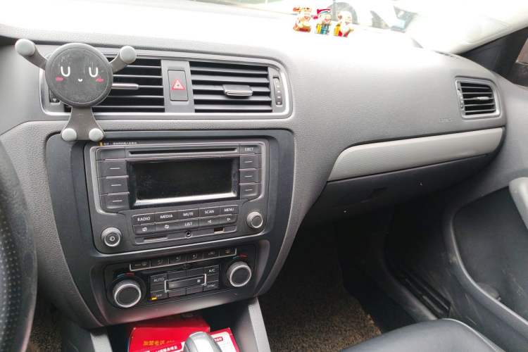 Used Volkswagen Sagitar 2014 Revised Version 1.4TSI Automatic Luxury Edition Audio And AC Panel