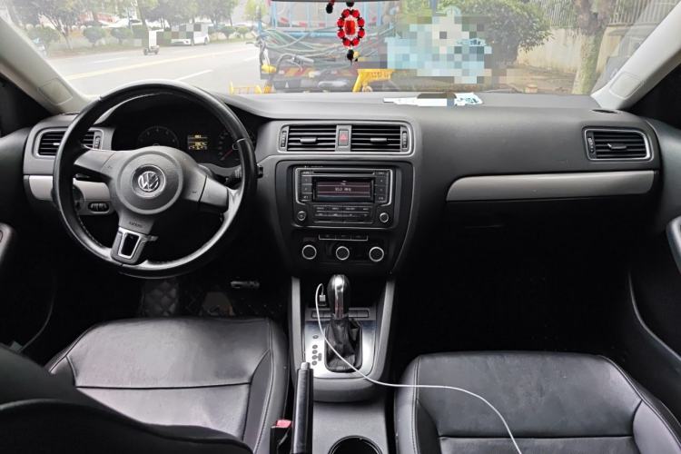 Used Volkswagen Sagitar 2014 Revised Version 1.6L Automatic Comfort Edition Center Console