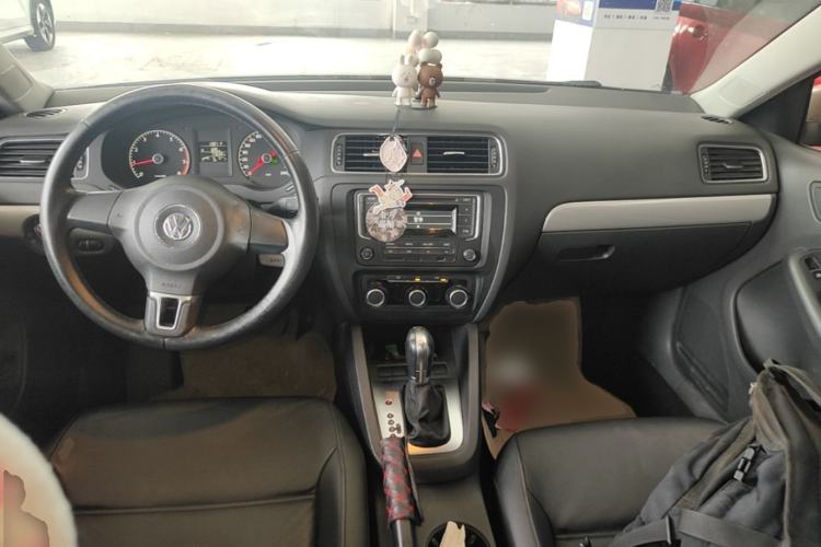 Used Volkswagen Sagitar 2014 Revised Version 1.6L Automatic Comfort Edition Center Console