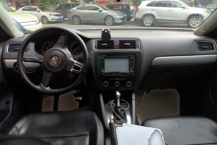 Used Volkswagen Sagitar 2014 Revised Version 1.6L Automatic Comfort Edition Center Console