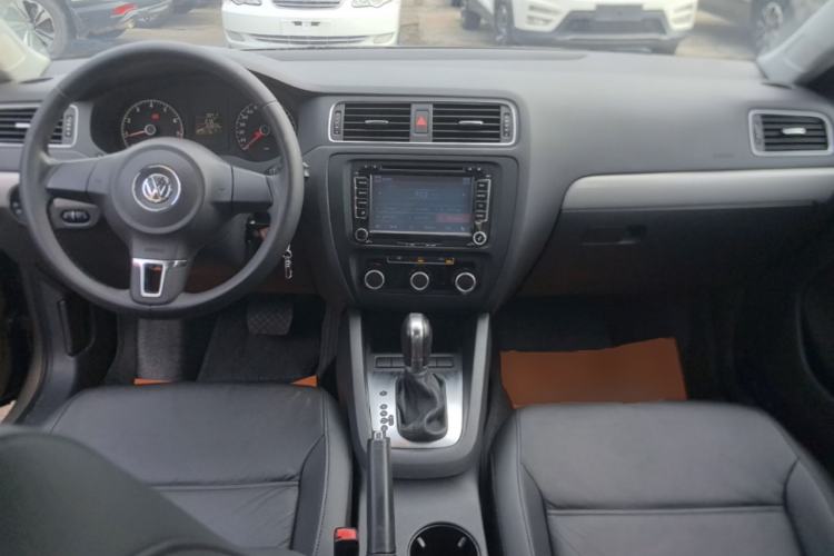 Used Volkswagen Sagitar 2014 Revised Version 1.6L Automatic Comfort Edition Center Console