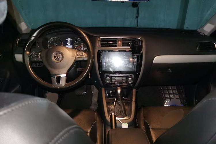 Used Volkswagen Sagitar 2014 Revised Version 1.4TSI Automatic Luxury Edition Center Console