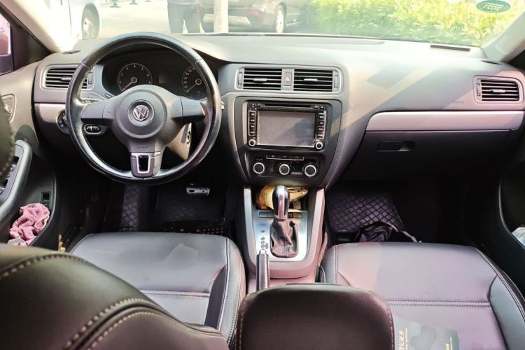 Used Volkswagen Sagitar 2014 Revised Version 1.6L Automatic Comfort Edition Center Console
