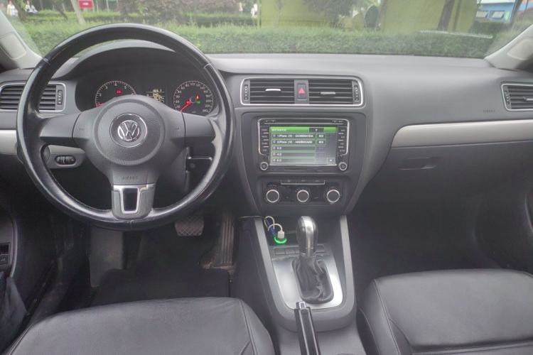 Used Volkswagen Sagitar 2014 1.6L Automatic Comfort Model Center Console