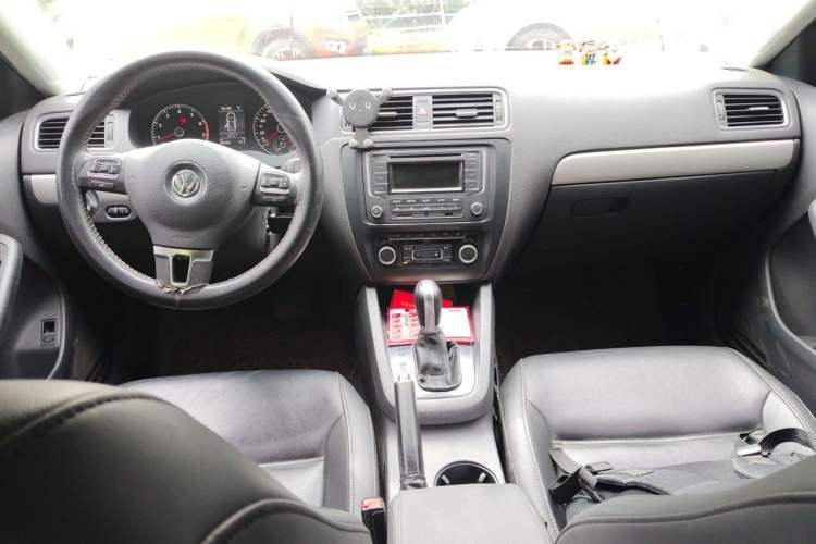 Used Volkswagen Sagitar 2014 Revised Version 1.4TSI Automatic Luxury Edition Center Console