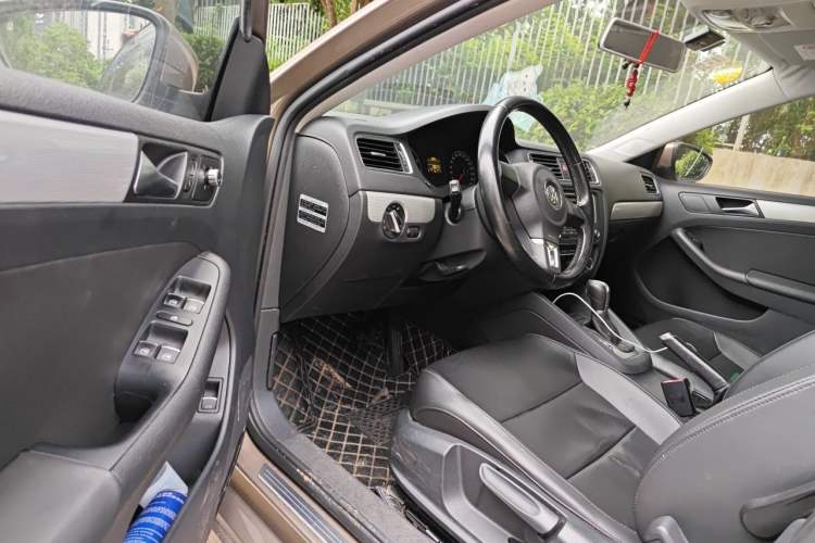 Used Volkswagen Sagitar 2014 Revised Version 1.6L Automatic Comfort Edition Driver Seat