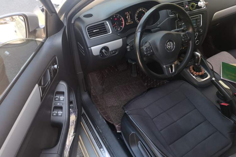 Used Volkswagen Sagitar 2014 Revised Version 1.4TSI Automatic Luxury Edition Driver Seat