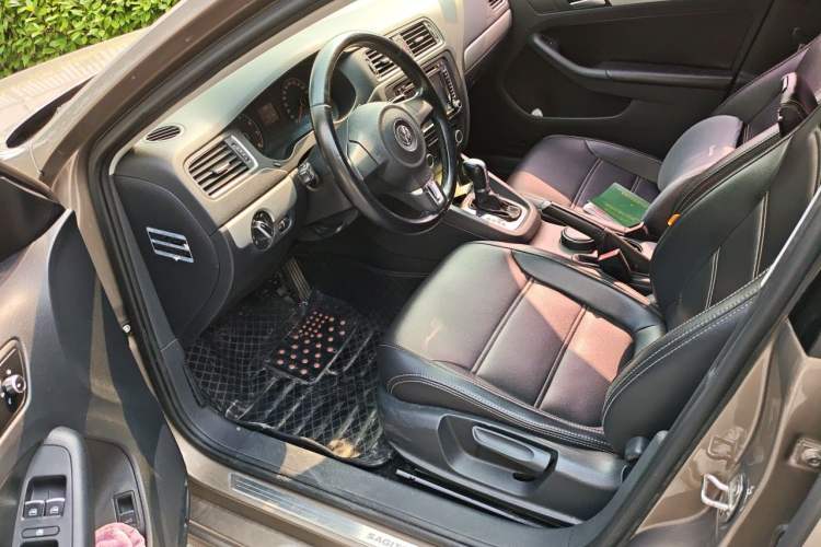 Used Volkswagen Sagitar 2014 Revised Version 1.6L Automatic Comfort Edition Driver Seat