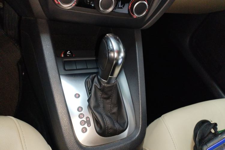 Used Volkswagen Sagitar 2014 Revised Version 1.6L Automatic Comfort Edition Gear Lever