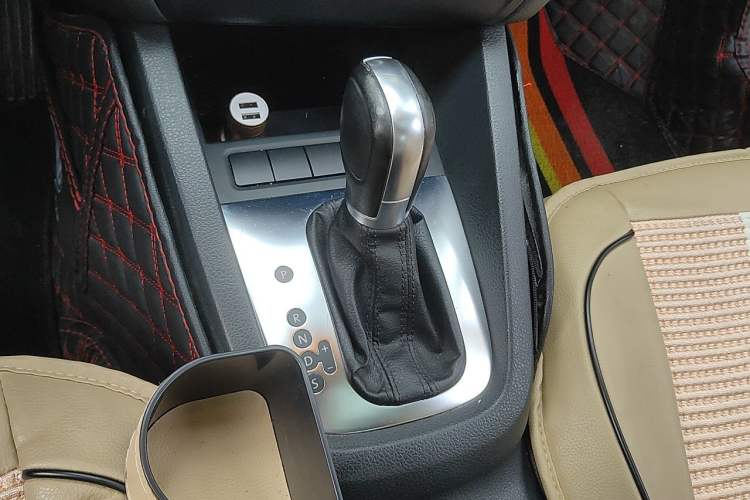 Used Volkswagen Sagitar 2014 1.6L Automatic Comfort Model Gear Lever