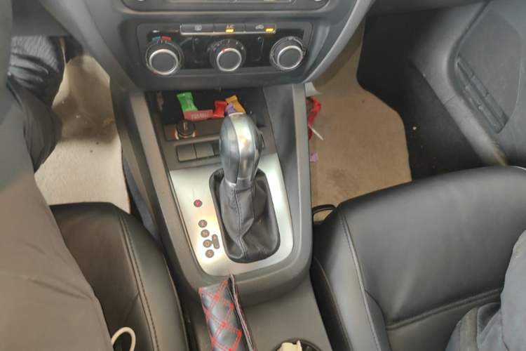 Used Volkswagen Sagitar 2014 Revised Version 1.6L Automatic Comfort Edition Gear Lever