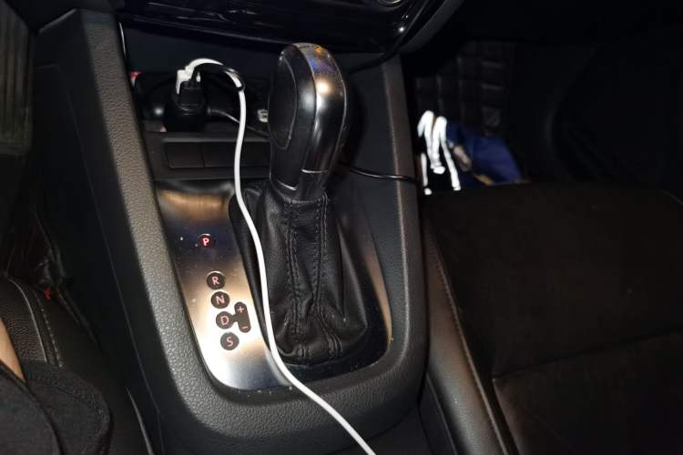 Used Volkswagen Sagitar 2014 Revised Version 1.4TSI Automatic Luxury Edition Gear Lever