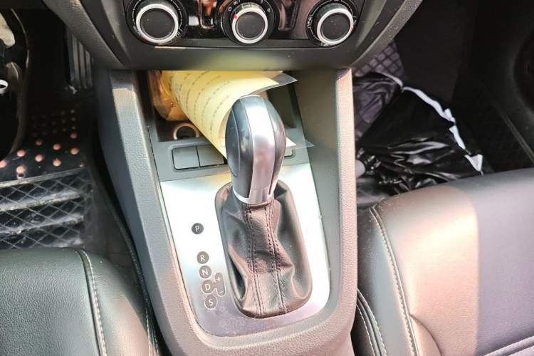 Used Volkswagen Sagitar 2014 Revised Version 1.6L Automatic Comfort Edition Gear Lever