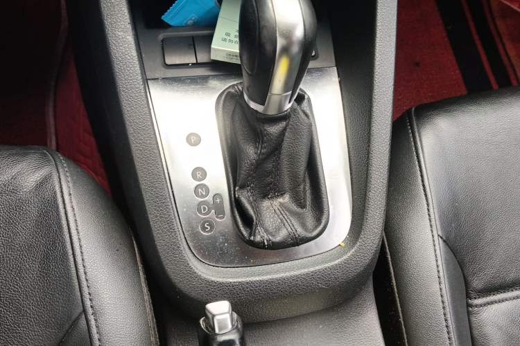 Used Volkswagen Sagitar 2014 Revised Version 1.4TSI Automatic Luxury Edition Gear Lever