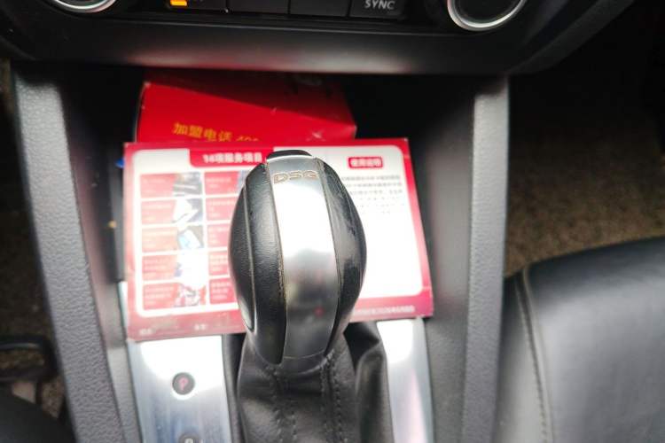 Used Volkswagen Sagitar 2014 Revised Version 1.4TSI Automatic Luxury Edition Gear Lever