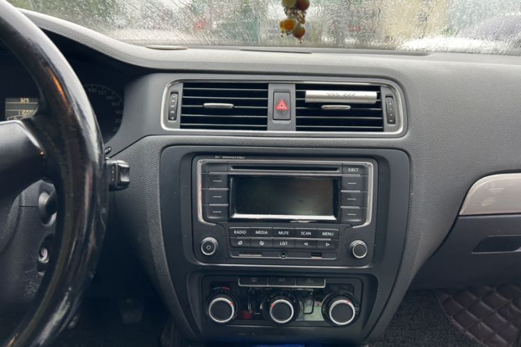 Used Volkswagen Sagitar 2014 1.6L Manual Comfort Model Interior 2