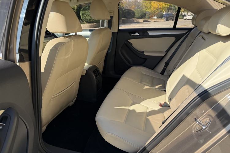 Used Volkswagen Sagitar 2014 Revised Version 1.6L Automatic Comfort Edition Interior 3