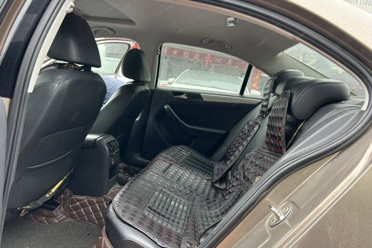 Used Volkswagen Sagitar 2014 1.6L Manual Comfort Model Interior 5