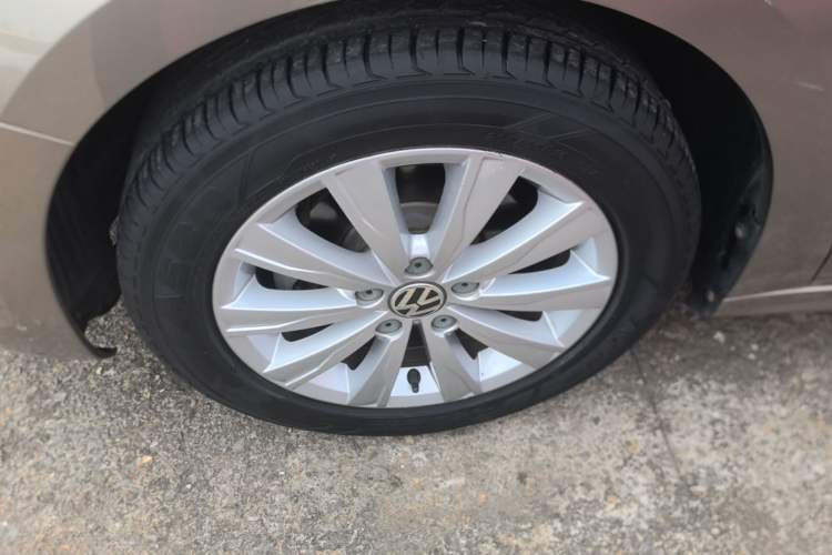 Used Volkswagen Sagitar 2014 Revised Version 1.6L Automatic Comfort Edition Left Front Wheel Hub