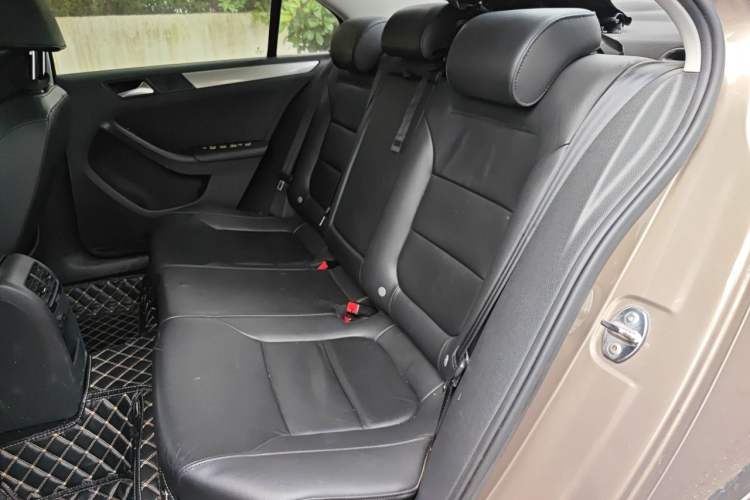 Used Volkswagen Sagitar 2014 Revised Version 1.6L Automatic Comfort Edition Left Rear Seat
