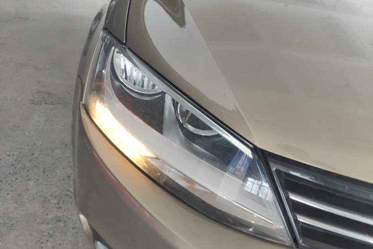 Used Volkswagen Sagitar 2014 Revised Version 1.6L Automatic Comfort Edition Right Front Headlight